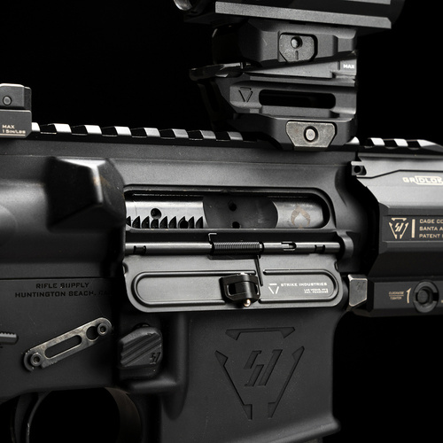 Strike Industries - Штампована кришка вікна викидача гільз для AR-15 - сталь - чорний - SI-AR-SUDC-223