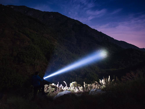 Fenix - Акумуляторний світлодіодний прожектор - 1500 люмен - 5000 мАг - HT18